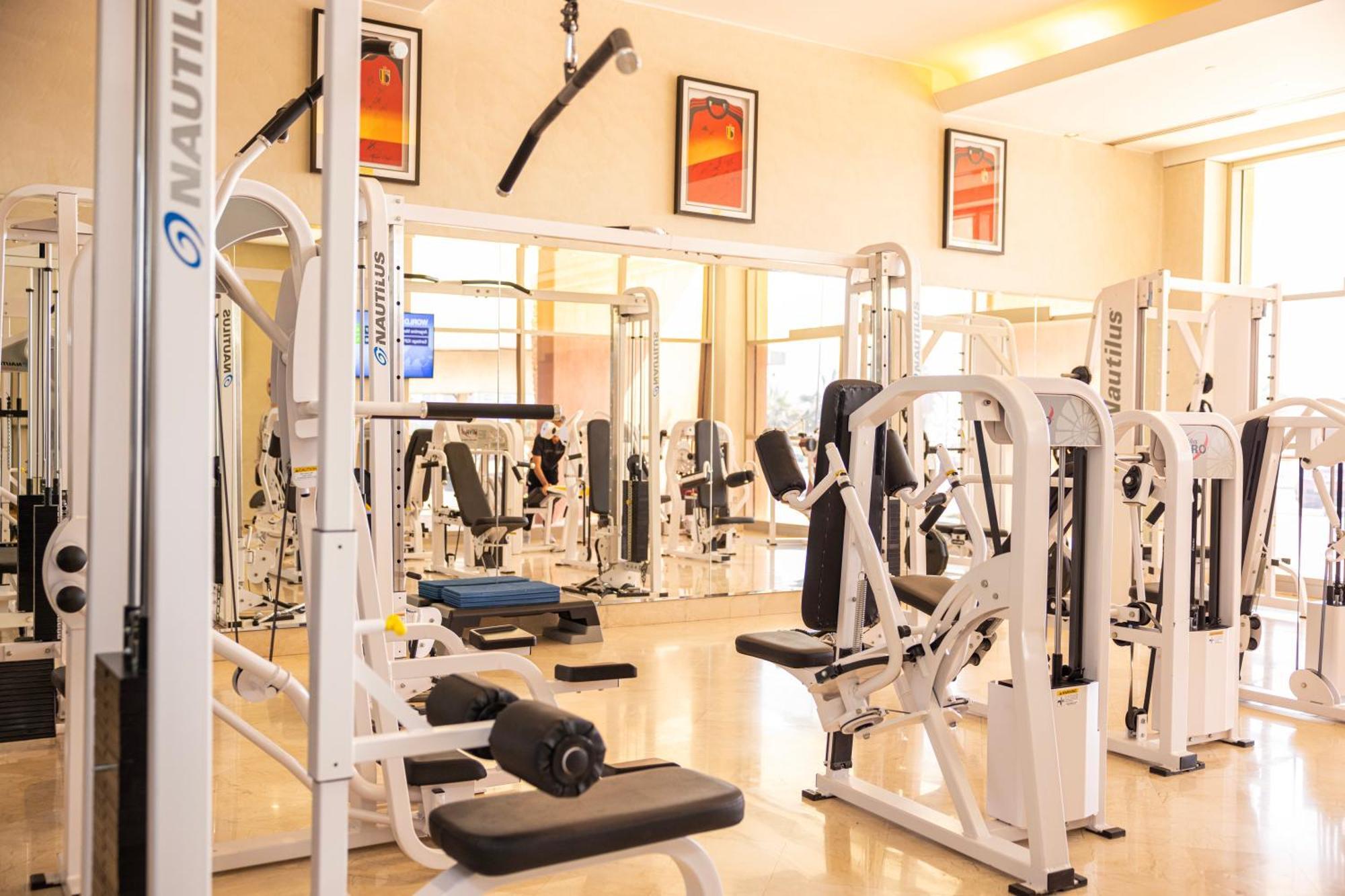 Marina Hotel Kuwait City Exterior photo A Nautilus gym